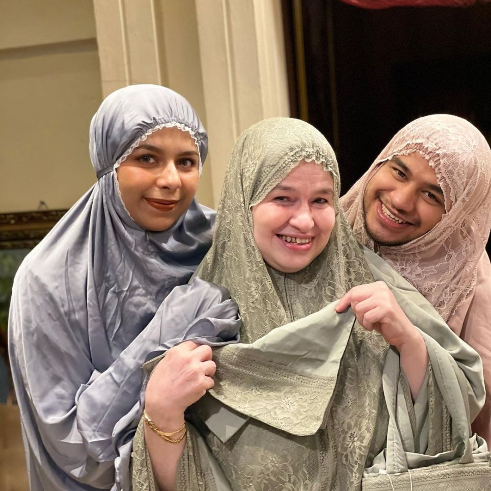 potret kedekatan fadil jaidi dan ibundanya © berbagai sumber