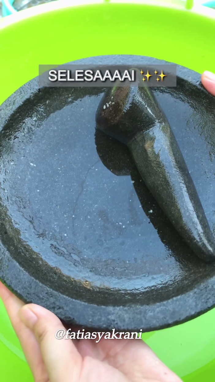 Bukan dicuci sabun, ini trik bersihkan cobek batu baru agar tak berpasir pakai 2 bahan dapur