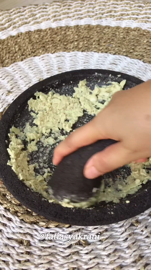 Bukan dicuci sabun, ini trik bersihkan cobek batu baru agar tak berpasir pakai 2 bahan dapur