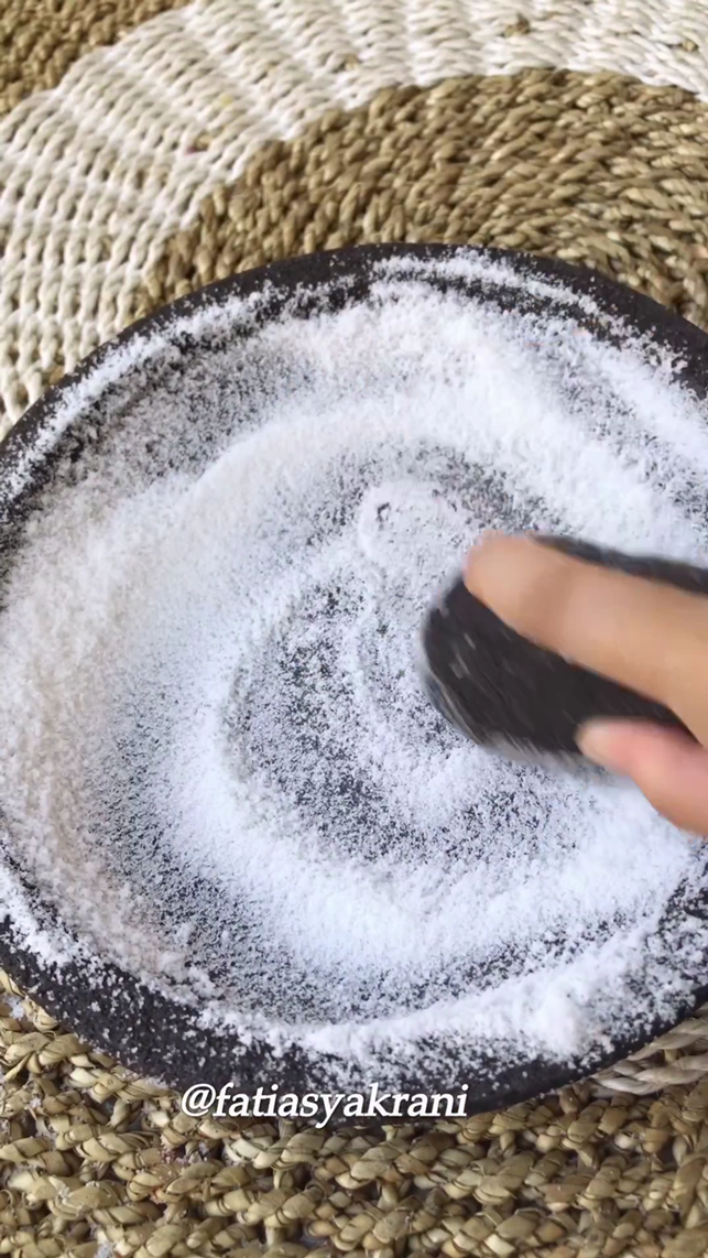 Bukan dicuci sabun, ini trik bersihkan cobek batu baru agar tak berpasir pakai 2 bahan dapur