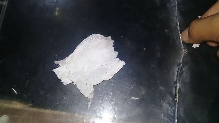 Bukan pakai lakban, ini cara mudah memperbaiki rak kulkas patah agar kembali utuh