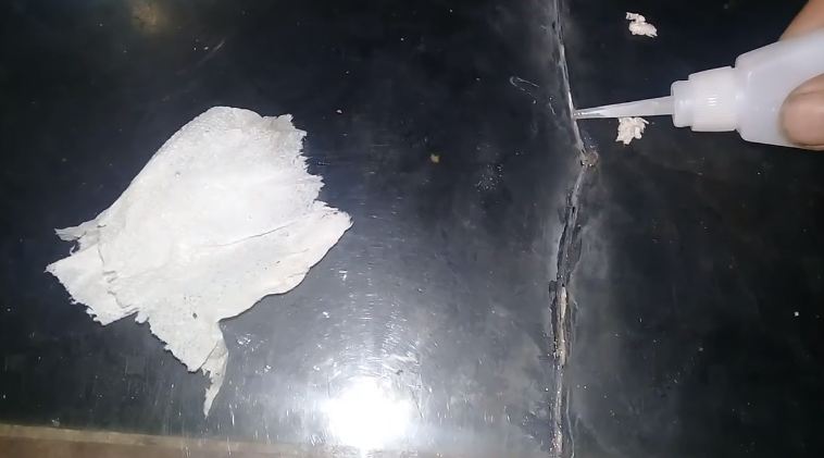 Bukan pakai lakban, ini cara mudah memperbaiki rak kulkas patah agar kembali utuh