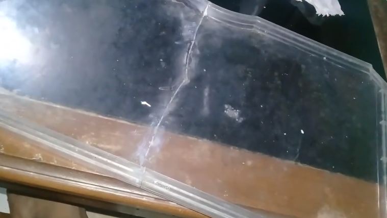 Bukan pakai lakban, ini cara mudah memperbaiki rak kulkas patah agar kembali utuh