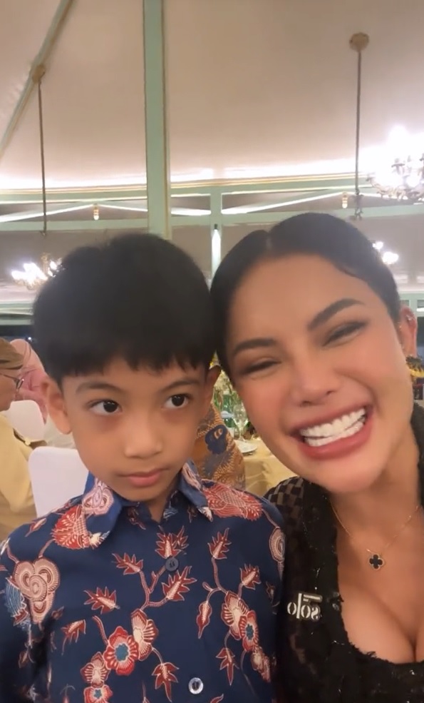 interaksi jan ethes dan nikita mirzani di video bikin gemas © berbagai sumber interaksi jan ethes dan nikita mirzani di video bikin gemas © berbagai sumber