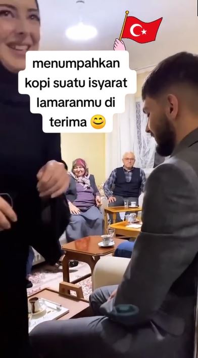 Momen wanita sengaja tumpahkan kopi di acara lamaran TikTok Momen wanita sengaja tumpahkan kopi di acara lamaran TikTok