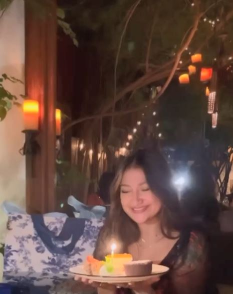 momen perayaan ultah Rahma Azhari ke-42 tahun © 2023 brilio.net momen perayaan ultah Rahma Azhari ke-42 tahun © 2023 brilio.net