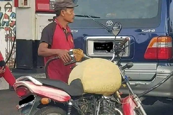 isi bensin nyeleneh © berbagai sumber