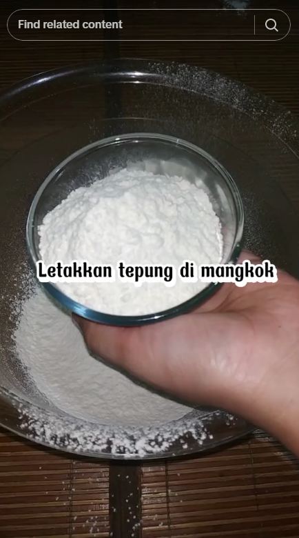 Tak banyak yang tahu, ini trik mengayak tepung di saringan kecil agar tak tumpah dan berserakan