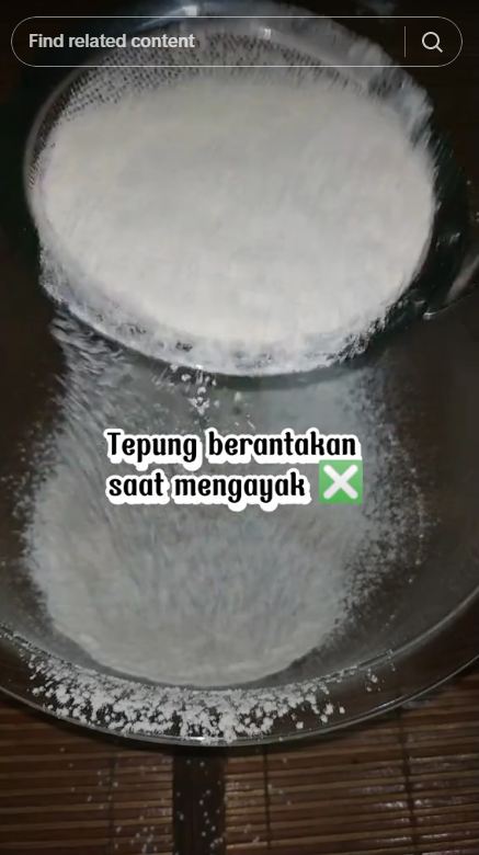 Tak banyak yang tahu, ini trik mengayak tepung di saringan kecil agar tak tumpah dan berserakan