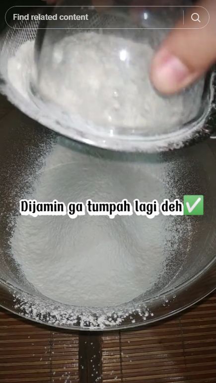 Tak banyak yang tahu, ini trik mengayak tepung di saringan kecil agar tak tumpah dan berserakan