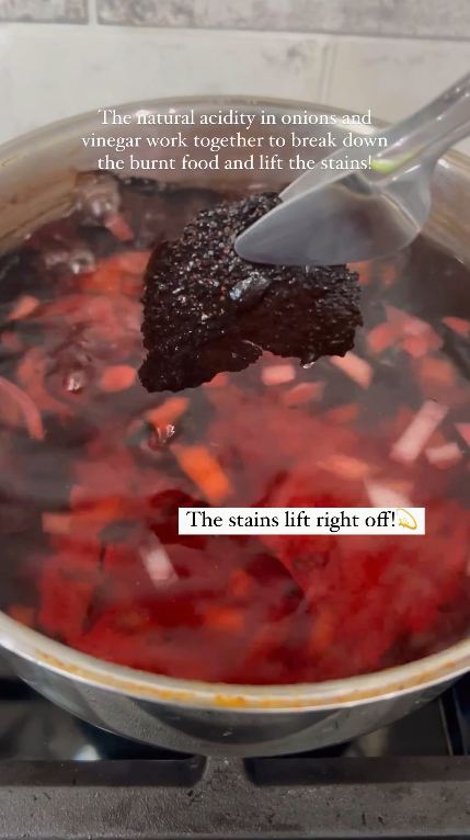 Bukan pakai baking soda, ini trik praktis bersihkan kerak gosong di wajan pakai 2 bahan dapur