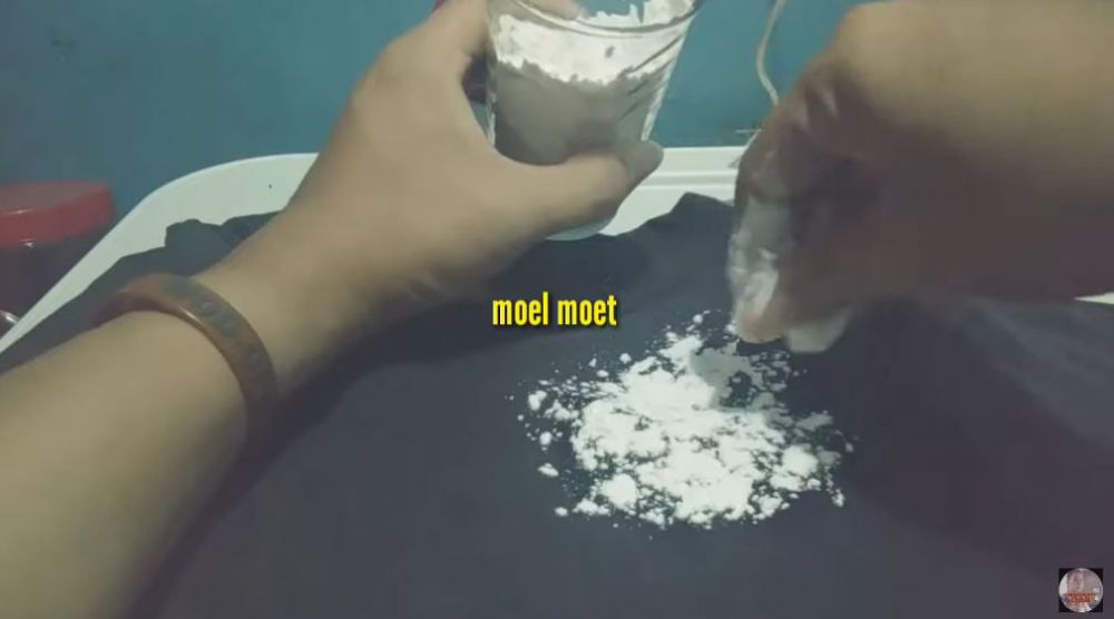 Bukan pakai detergen, begini cara menghilangkan noda lemak dan minyak di baju dengan 1 bahan dapur