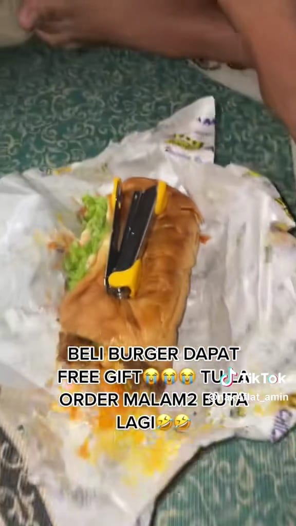 Pesan burger bonus stapler © TikTok