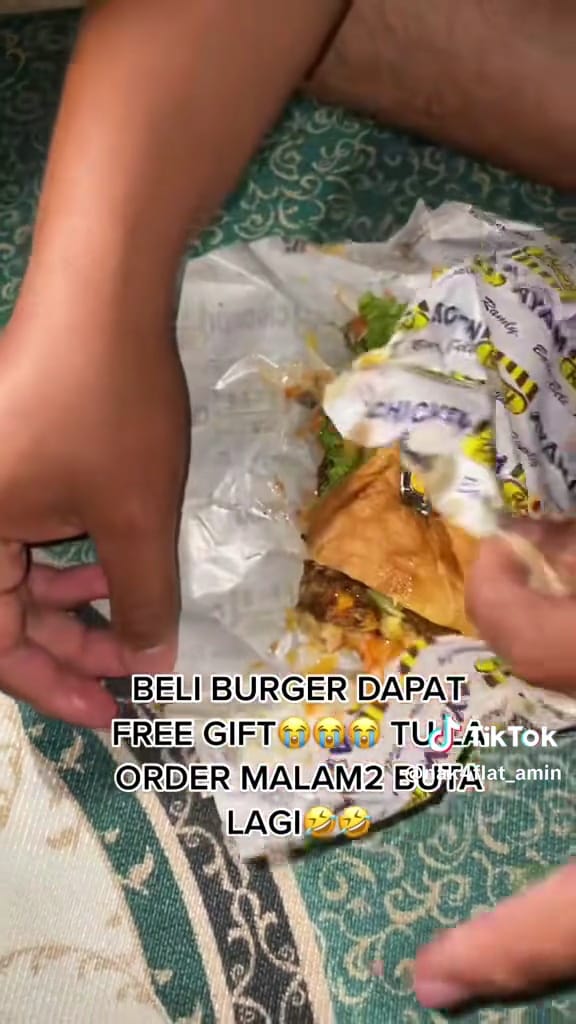 Pesan burger bonus stapler © TikTok