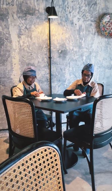 cafe dengan konsep unik pekerjakan lansia Instagram