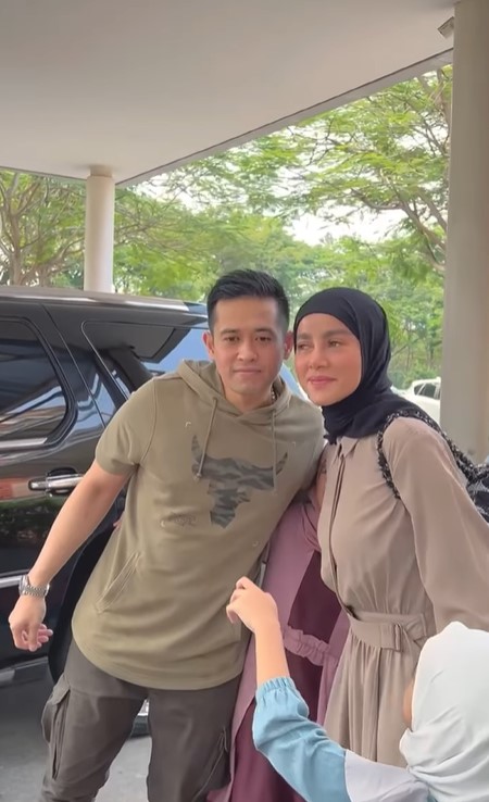 potret olla ramlan & aufar dampingi anaknya sekolah © berbagai sumber