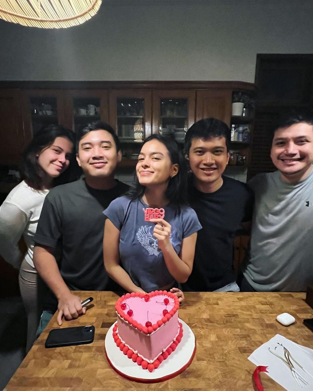 perayaan ulang tahun eva celia sederhana di dapur rumah © berbagai sumber