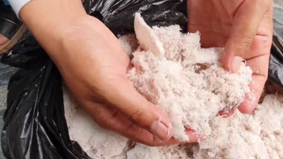 Trik bersihkan noda kusam membandel di lantai biar kinclong lagi, sederhana cuma pakai 1 ampas dapur