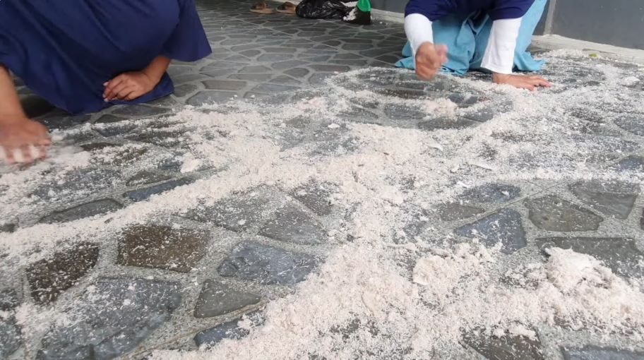 Trik bersihkan noda kusam membandel di lantai biar kinclong lagi, sederhana cuma pakai 1 ampas dapur