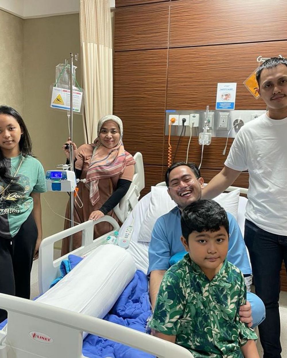 momen pedangdut akrab dengan mantan pasangannya  © berbagai sumber momen pedangdut akrab dengan mantan pasangannya  © berbagai sumber