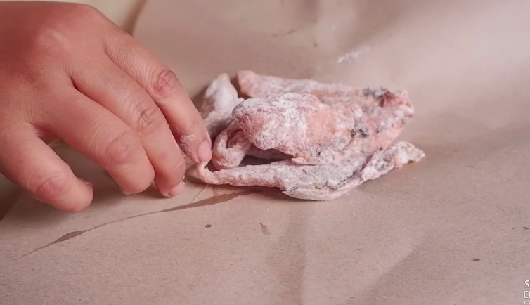 Bukan pakai air garam, ini cara ampuh mengurangi rasa asin pada ikan asin cuma pakai 1 alat sederhana