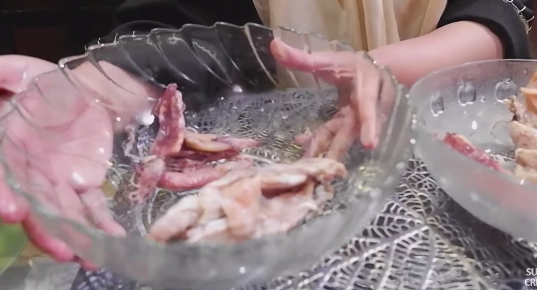 Bukan pakai air garam, ini cara ampuh mengurangi rasa asin pada ikan asin cuma pakai 1 alat sederhana