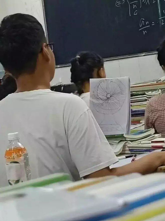 Hasil karya orang gabut dilihat berkali-kali tetap absurd Berbagai sumber