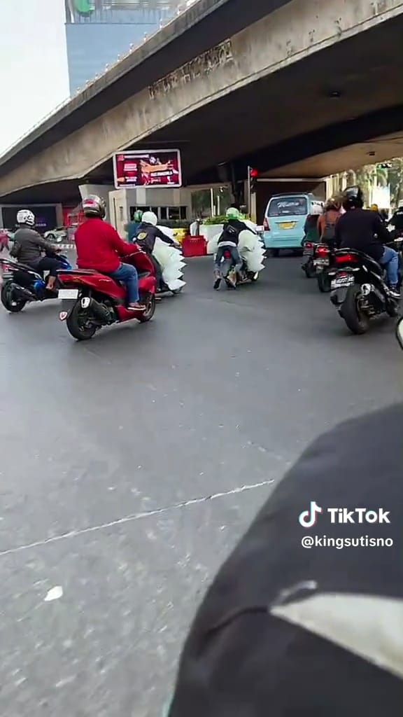 Driver ojol antar es batu kebanyakan © TIkTok