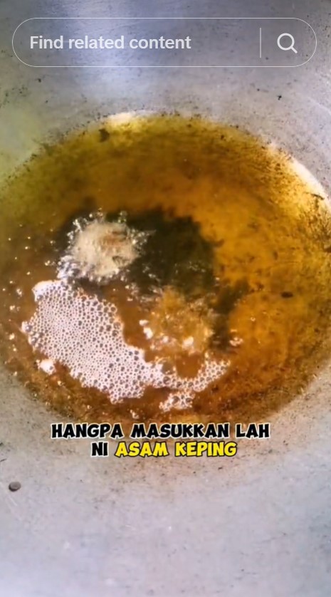 Bukan ditaburi tepung atau jahe, begini cara goreng ikan agar minyak tak meletup dan lengket di wajan