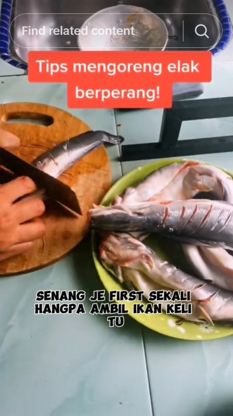 Bukan ditaburi tepung atau jahe, begini cara goreng ikan agar minyak tak meletup dan lengket di wajan
