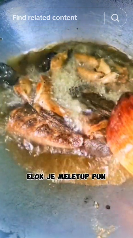 Bukan ditaburi tepung atau jahe, begini cara goreng ikan agar minyak tak meletup dan lengket di wajan