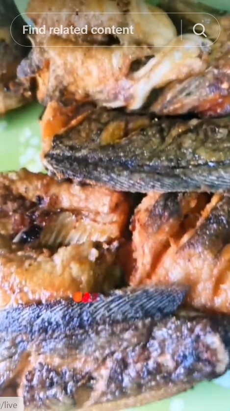 Bukan ditaburi tepung atau jahe, begini cara goreng ikan agar minyak tak meletup dan lengket di wajan