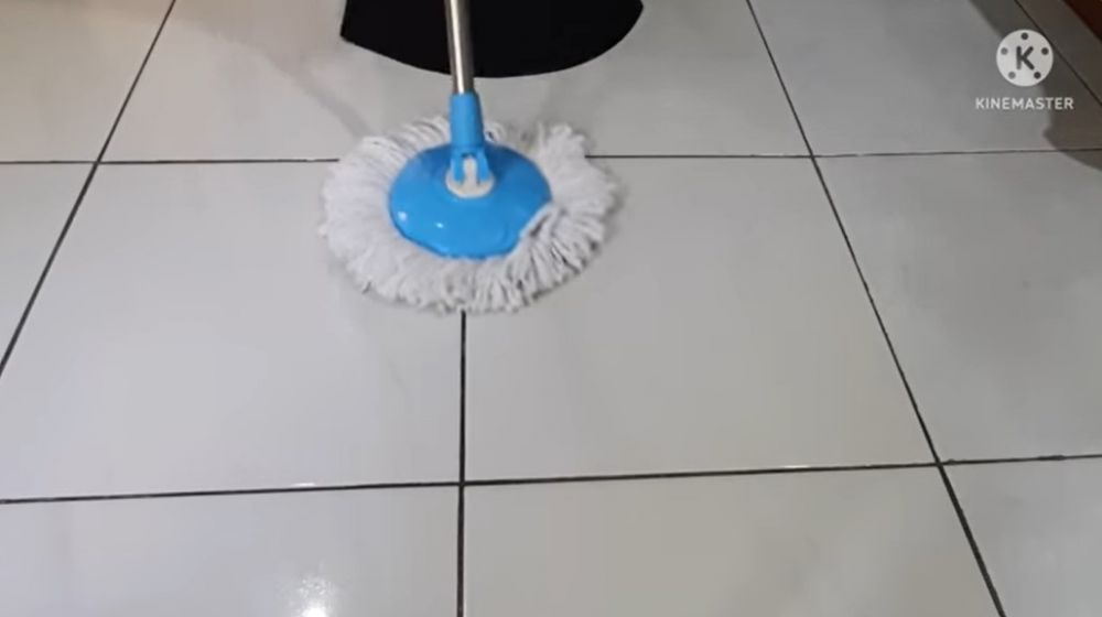Tanpa sabun, begini cara mengepel lantai agar bersih kesat dan antiamis pakai 1 bahan dapur