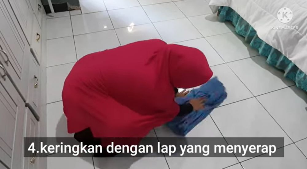 Tanpa sabun, begini cara mengepel lantai agar bersih kesat dan antiamis pakai 1 bahan dapur