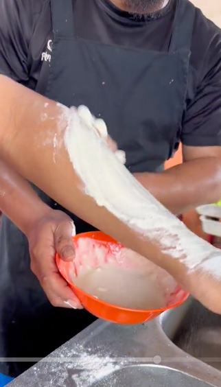 Bukan diolesi pasta gigi, ini trik agar tangan tak melepuh usai terkena cipratan minyak panas