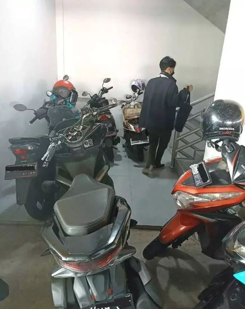 Potret kocak cara orang parkir motor Berbagai sumber