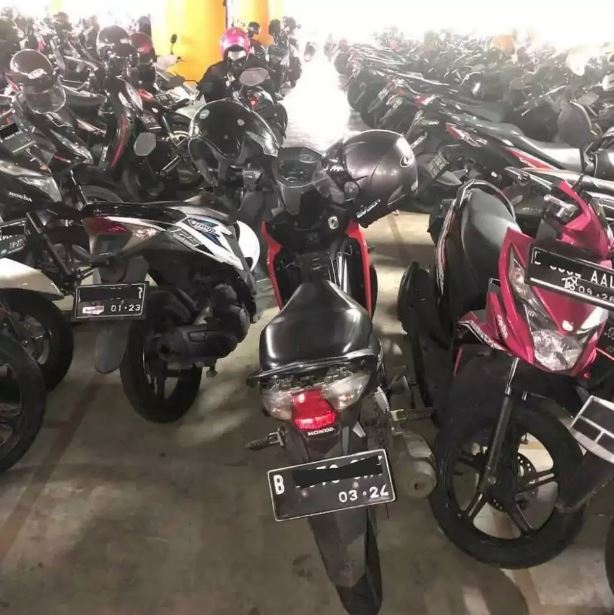 Potret kocak cara orang parkir motor Berbagai sumber
