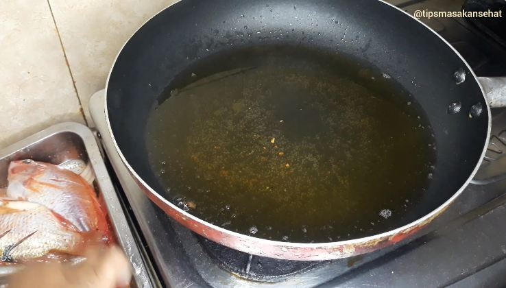 Tanpa ditambah tepung, ini trik menggoreng ikan agar minyak tak meletup, antilengket dan matang merata