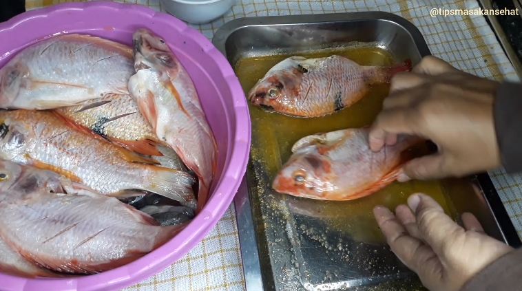 Tanpa ditambah tepung, ini trik menggoreng ikan agar minyak tak meletup, antilengket dan matang merata