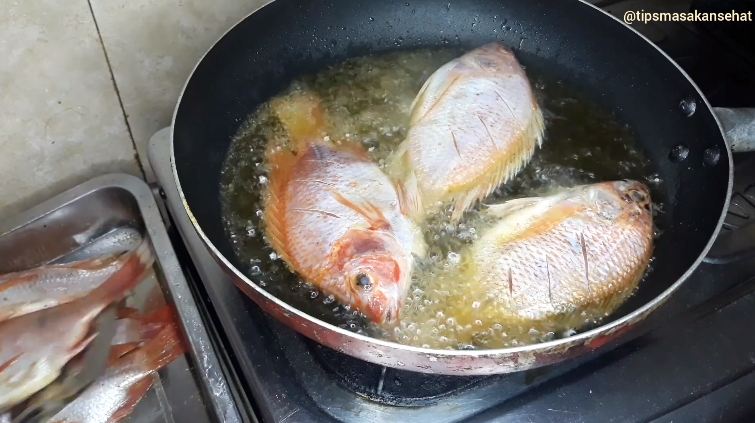 Tanpa ditambah tepung, ini trik menggoreng ikan agar minyak tak meletup, antilengket dan matang merata
