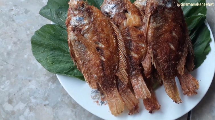 Tanpa ditambah tepung, ini trik menggoreng ikan agar minyak tak meletup, antilengket dan matang merata