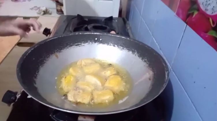 Trik goreng tahu agar lebih lezat, renyah, dan rasa tak asam