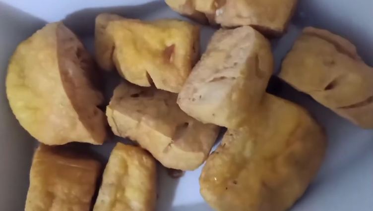 Trik goreng tahu agar lebih lezat, renyah, dan rasa tak asam