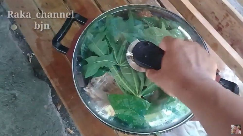 Cara merebus ayam kampung tua supaya cepat empuk tanpa presto, ampuh pakai 1 jenis daun