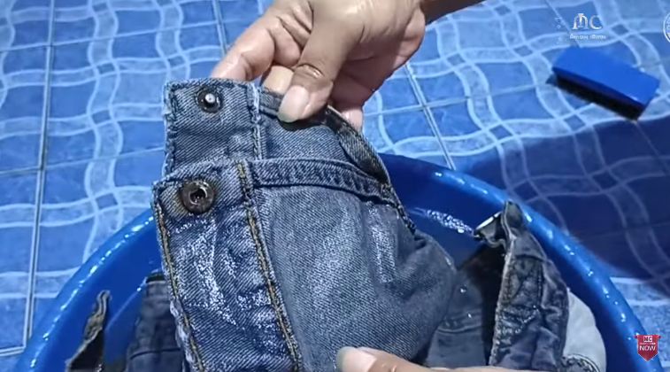 Trik mencuci jeans dekil dan menguning agar kembali bersih cuma pakai tambahan 1 bahan dapur