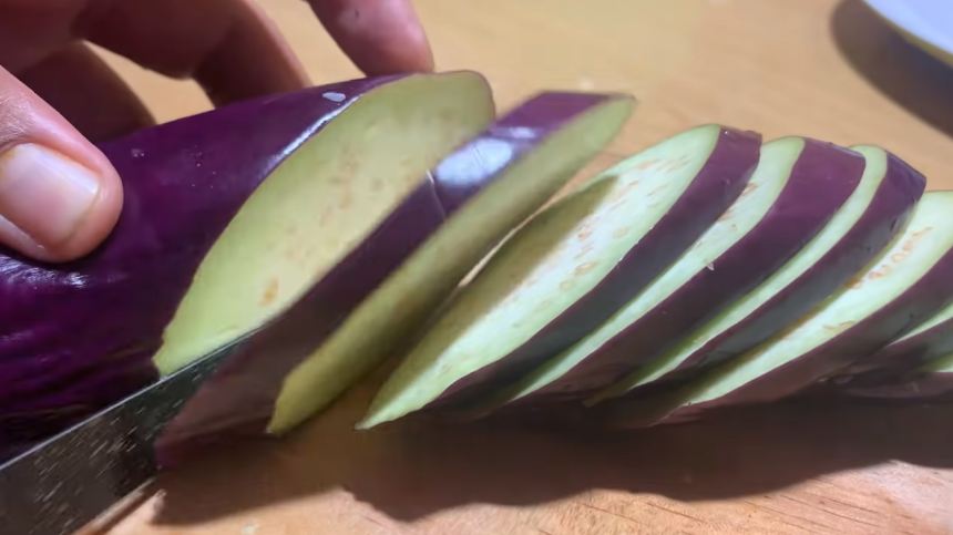 Trik bikin terong krispi semakin garing dan tak menyerap banyak minyak cukup tambah 2 bahan dapur