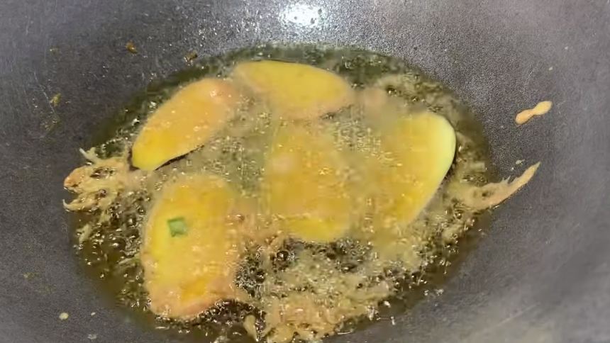 Trik bikin terong krispi semakin garing dan tak menyerap banyak minyak cukup tambah 2 bahan dapur