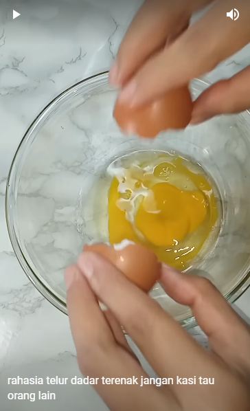 Cuma pakai 2 butir, ini trik bikin telur dadar tebal dan antikempis tanpa tambahan tepung terigu