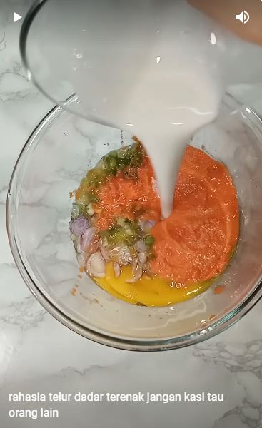 Cuma pakai 2 butir, ini trik bikin telur dadar tebal dan antikempis tanpa tambahan tepung terigu