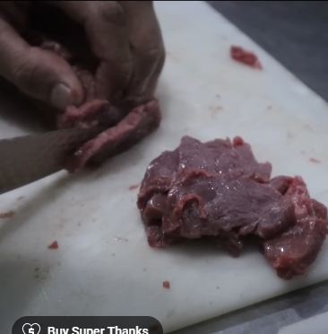 Bukan direbus, begini cara marinasi daging sapi supaya lebih empuk meski tanpa nanas atau daun pepaya